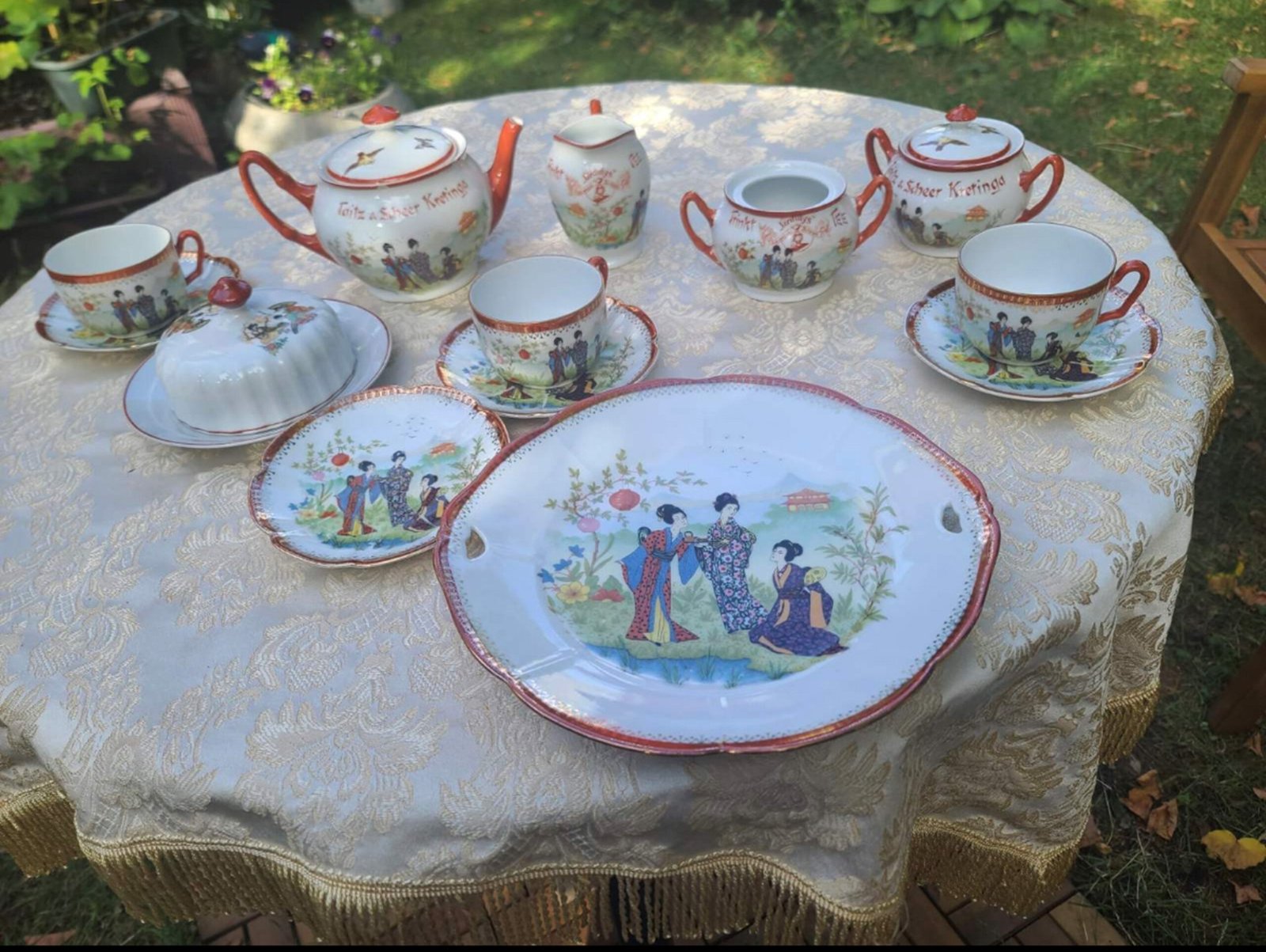 Taico ir Šero bendrovės „Virdulys“ arbatos indų servizas, eksponuojamas Atominiame bunkeryje Kaune. Juliaus Urbaičio nuotr.