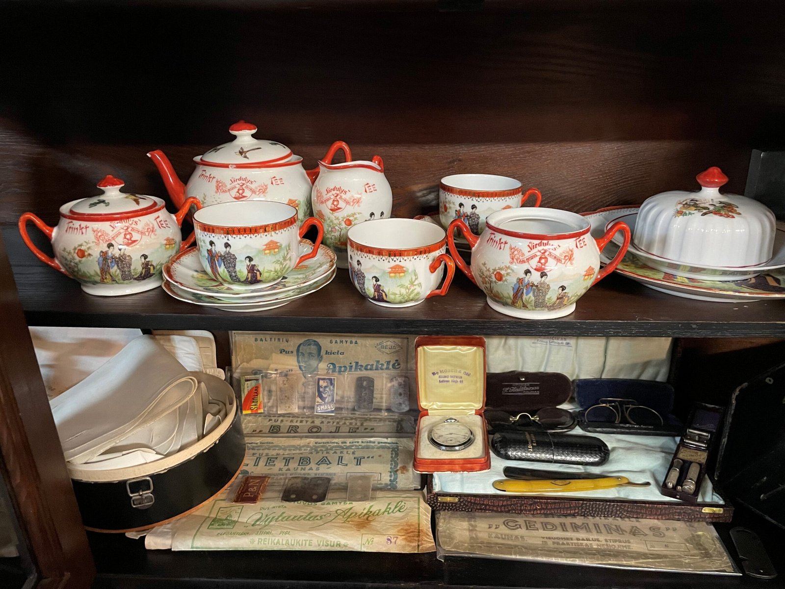 Taico ir Šero bendrovės „Virdulys“ arbatos indų servizas, eksponuojamas Atominiame bunkeryje Kaune. Juliaus Urbaičio nuotr.