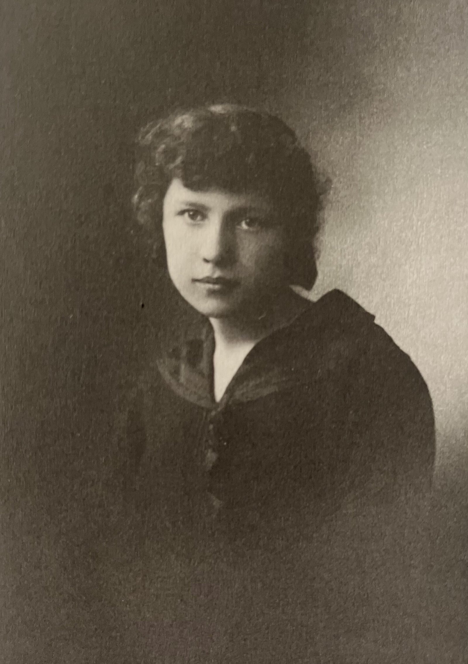 Elena Smetonaitė – Kauno Saulės gimnazijos absolventė.1922 m. Meilutės Raštikytės-Alksnienės archyvas