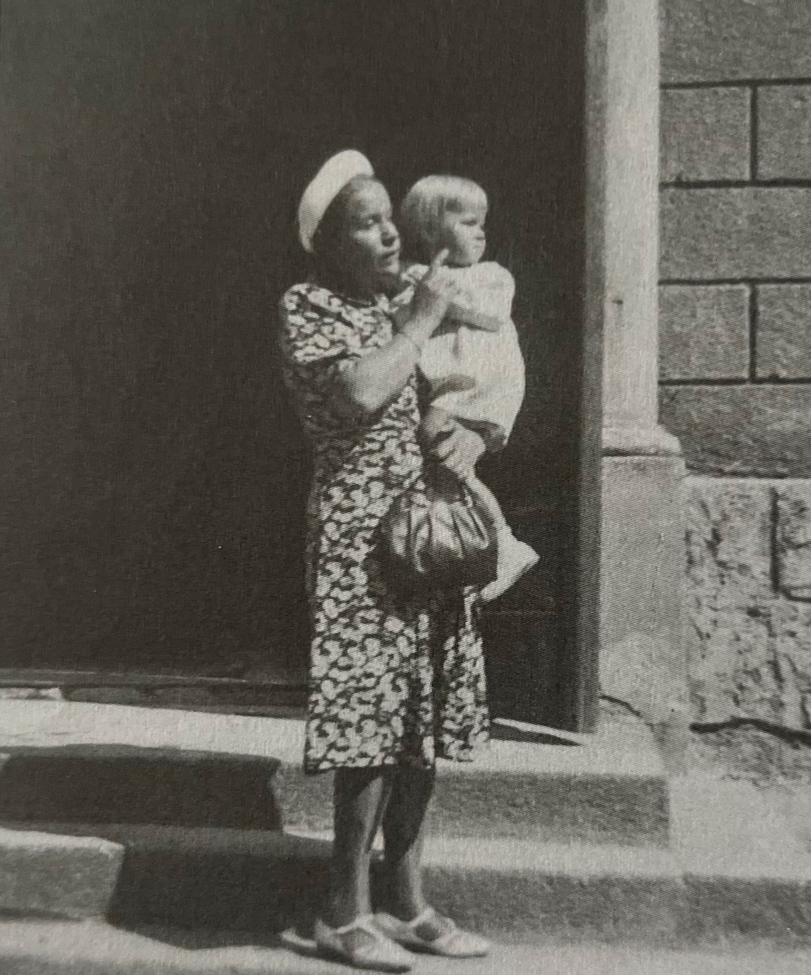 Elena Raštikienė su dukra Meilute prie Kretingos katalikų bažnyčios. 1939 m., Meilutės Raštikytės-Alksnienės archyvas