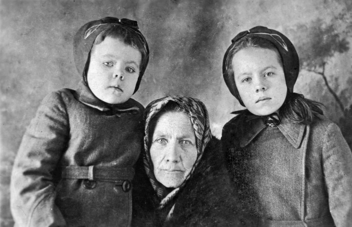 Barbora Smetonienė su anūkėmis Meilute (kairėje) ir Laimute Sibire.XX a. 5-as deš. Laimutės Raštikytės-Dabrovolskienės archyvas