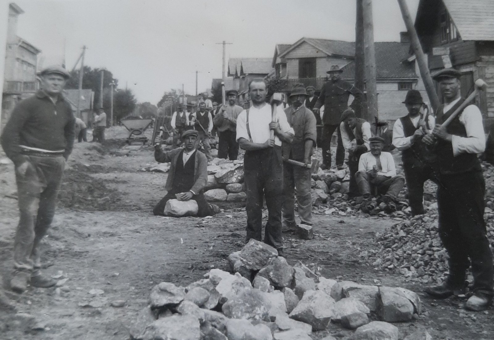 Taip Palangoje buvo grindžiama akmenimis Vytauto g. Motiejus Smetona dešinėje sėdi ant žemės.1922 m. Sigutės Smetonaitės-Petrauskienės archyvas