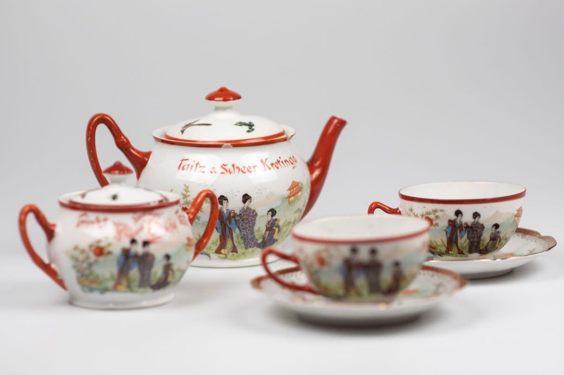 Šiuos Kretingos bendrovės „Virdulys“ arbatos indus galėsime išvysti Kretingos muziejuje. Juliaus Urbaičio nuotr.