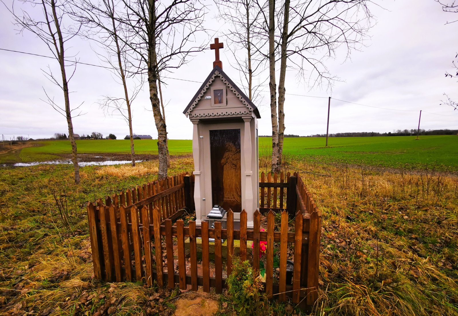 Atnaujinta senoji koplytėlė Sauserių kaime