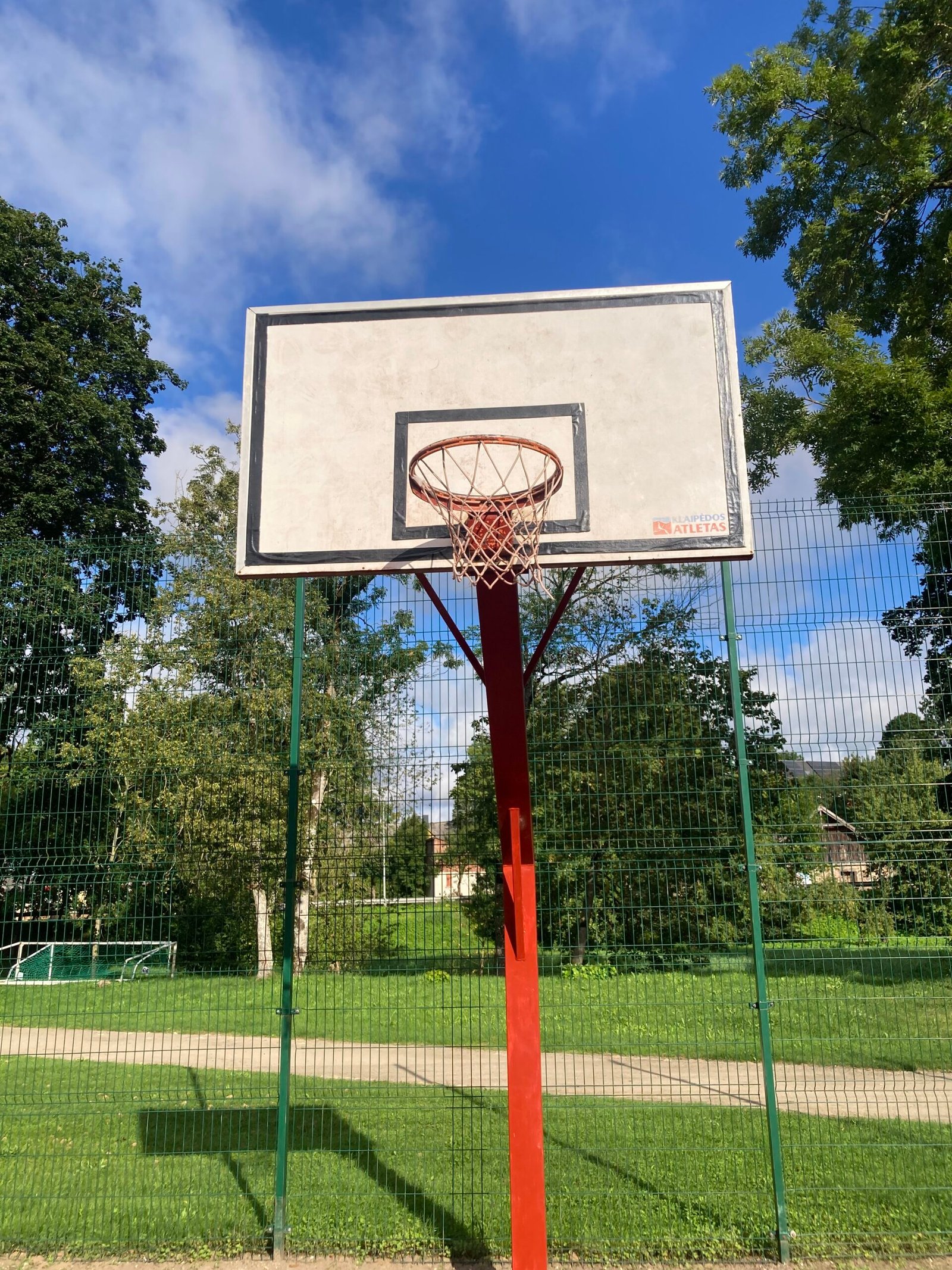 Salantų miesto stadione atnaujinti krepšinio stovai