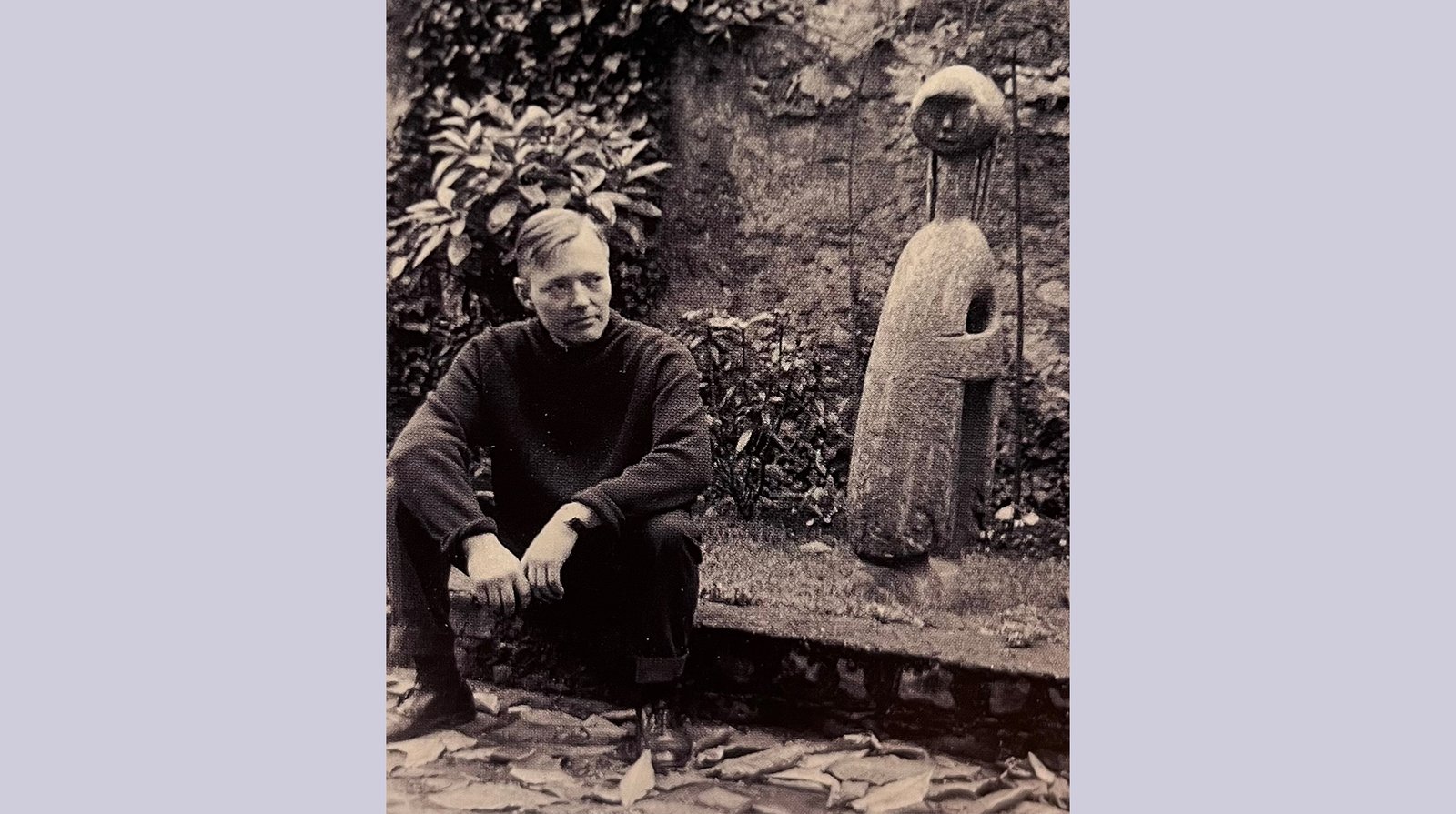 Antanas Mončys savo studijos kieme Paryžiuje prie skulptūros Kinė. 1965 m., nuotr. iš knygos „Antanas Mončys ir jo aplinka“, 2016 m.