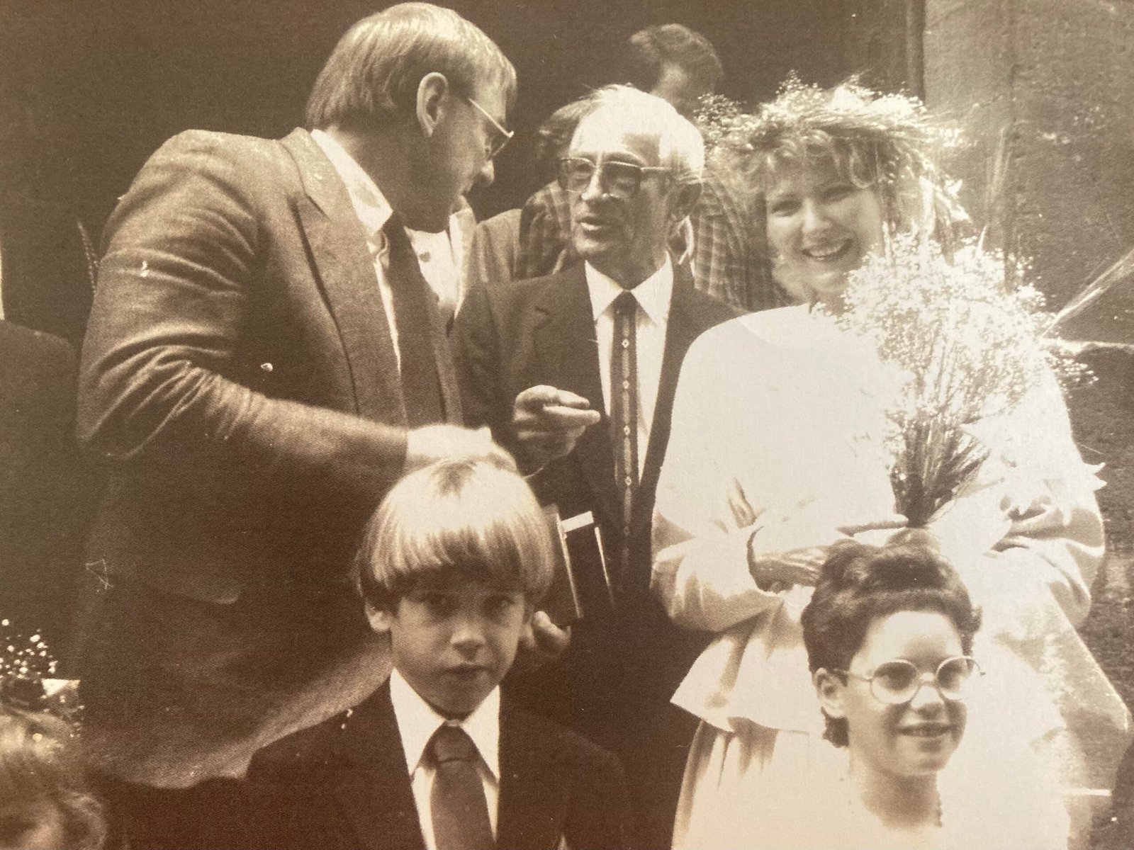 Po Karolinos Masiulytės ir Arūno Paliulio vestuvių ceremonijos Paryžiuje 1987 m. rugpjūčio 8 d. Centre kunigas Jonas Petrošius, žemiau kairėje Martynas Simoneitis ir Milda Masiulytė. Paliulių šeimos archyvas