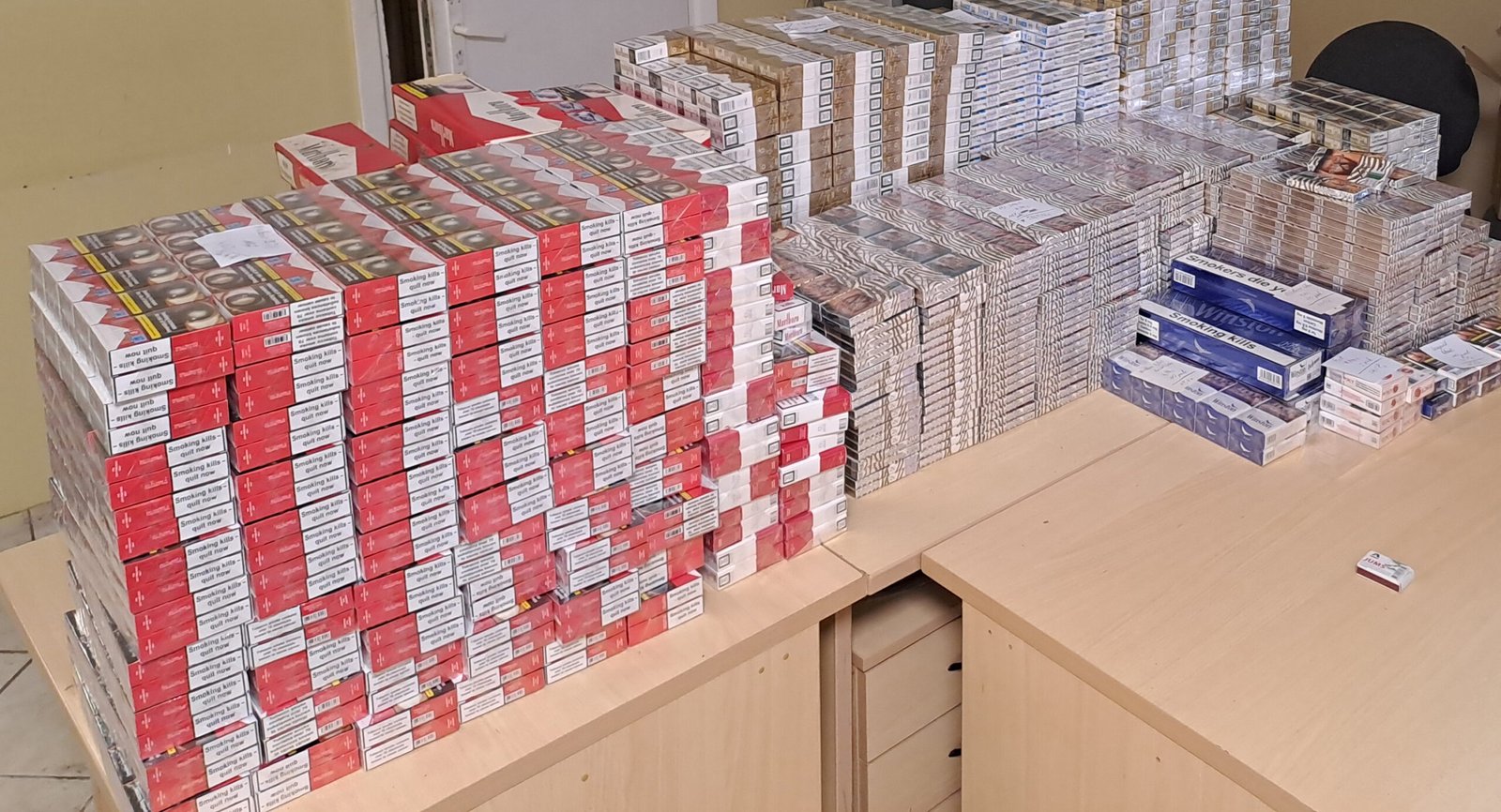 Kurmaičių kaime pareigūnai rado daugiau kaip 3 tūkst. pakelių cigarečių: pradėtas ikiteisminis tyrimas