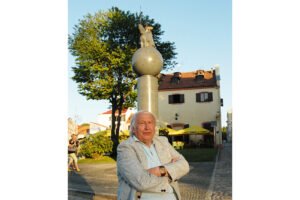 Bernardas Aleknavičius prie Lietuvos vardo paminėjimo 1000-čio paminklo Klaipėdoje. 2009 m. Antano Stanevičiaus nuotr.