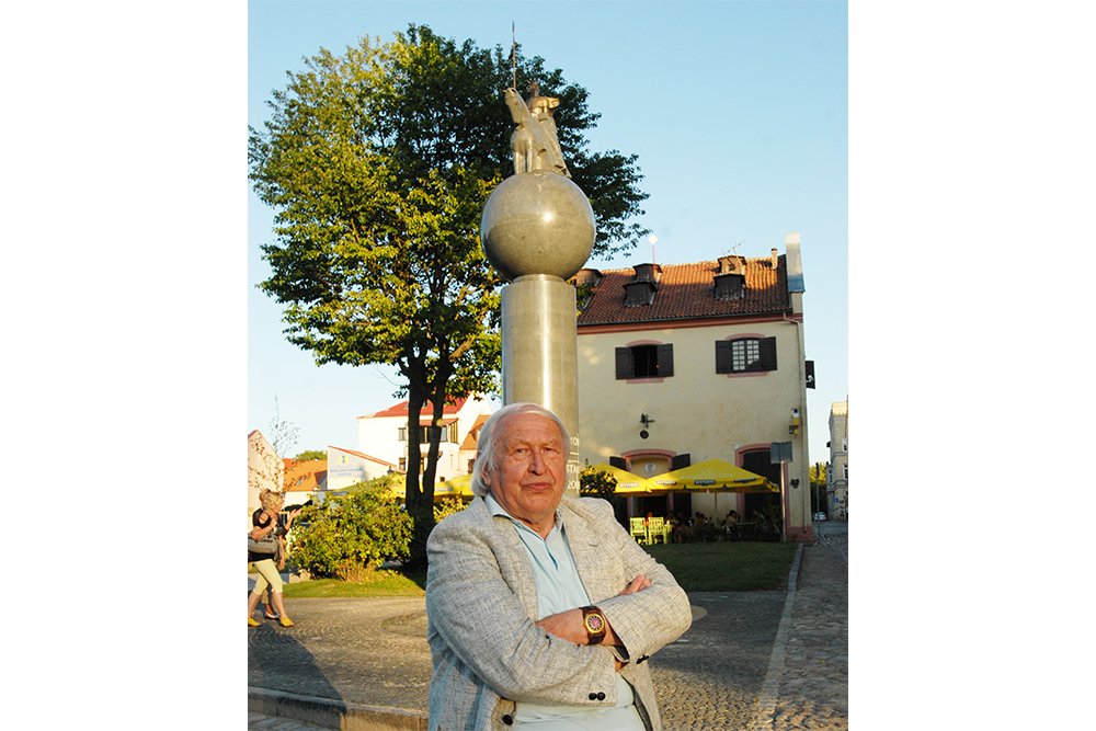 Bernardas Aleknavičius prie Lietuvos vardo paminėjimo 1000-čio paminklo Klaipėdoje. 2009 m. Antano Stanevičiaus nuotr.