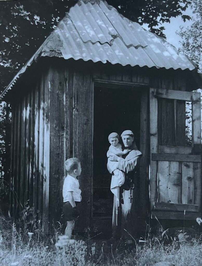 Šv. Antano su kūdikėliu skulptūra prie Imbarės kaimo senkapių koplytėlės.1968 m. Bernardo Aleknavičiaus nuotr.