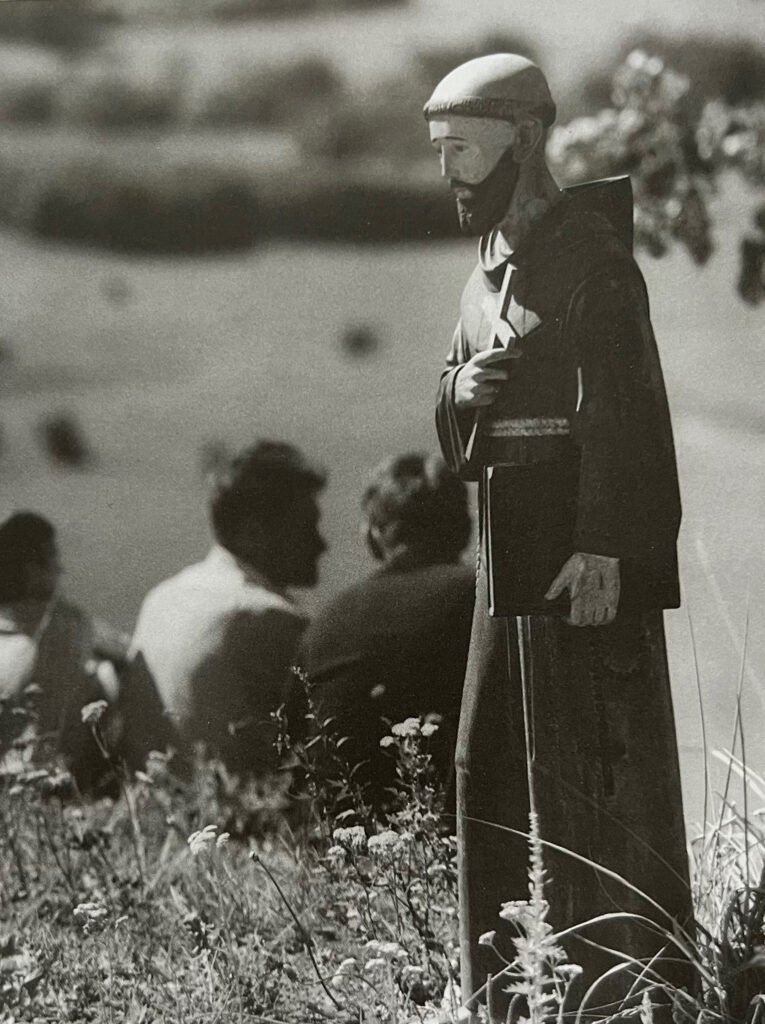 Šv. Pranciškus išėjęs „pasivaikščioti“ po Salanto slėnį.1968 m. Bernardo Aleknavičiaus nuotr.