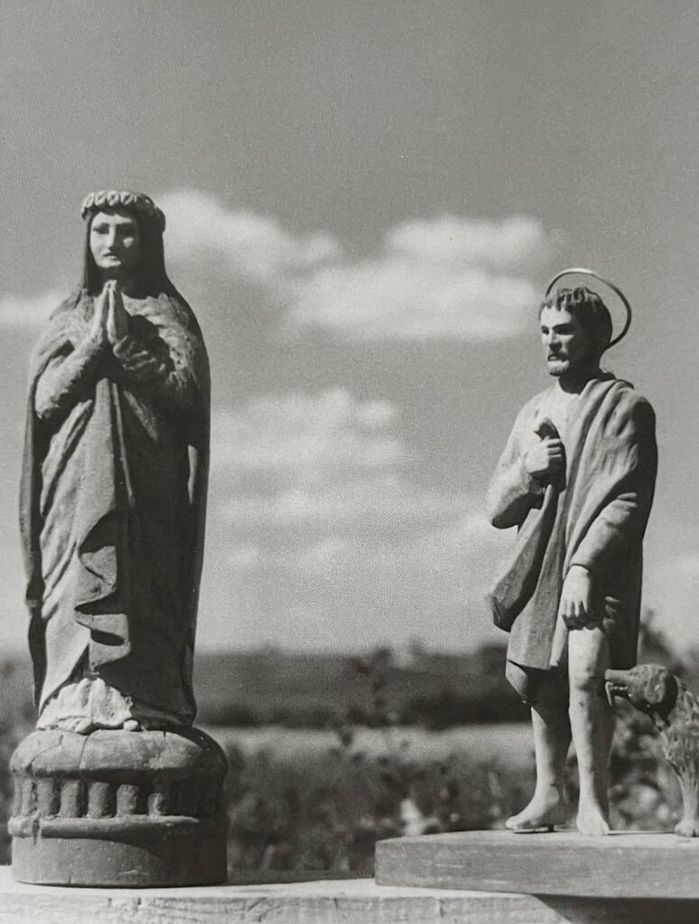 Švč. Mergelės Marijos ir Šv. Roko skulptūros Kūlsodžio kaime.1968 m. Bernardo Aleknavičiaus nuotr.