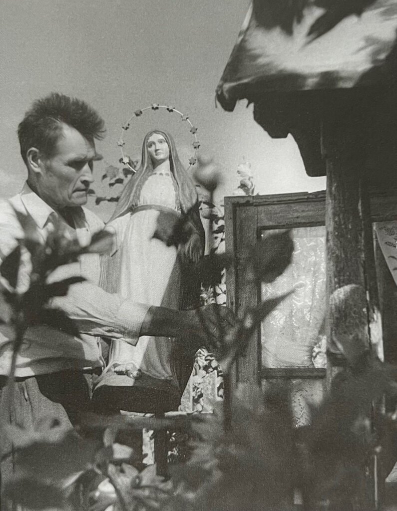 Anicetas Puškorius prie savo kūrinio Marijos Maloningosios skulptūros Voveraičių kaime.<br />1968 m. Bernardo Aleknavičiaus nuotr.