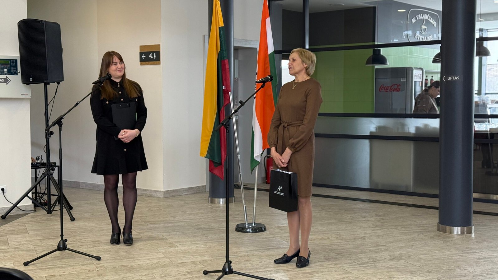 2026-03-19-Indijos-literatūros-kolekcijos-pirstatymas (Diana Jomantienė Jonauskienė ir Kretingos bibliotekos direktorė Birutė Karčauskienė)