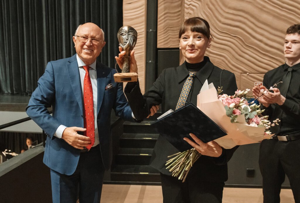 Nominaciją „Mūza“ solistei Ritai Petrauskaitei įteikė Aloyzas Kuzmarskis. Dominyko Mažūno nuotrauka