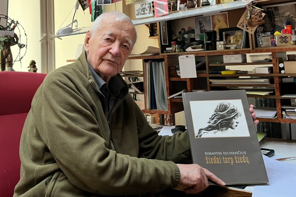 Rimanto Dichavičiaus kūrybą išgarsinusio fotoalbumo „Žiedai tarp žiedų“ viršelį puošia kretingiškės moksleivės nuotrauka. 2026 m. Autoriaus nuotr.
