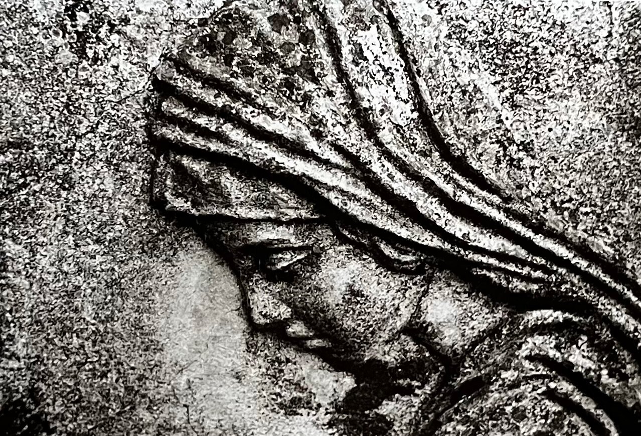 Šis Kretingos senosiose kapinėse rastas skulptūrinis bareljefas paskatino fotoalbumo „Žiedai tarp žiedų“ atsiradimą. 1965 m. Rimanto Dichavičiaus nuotr.