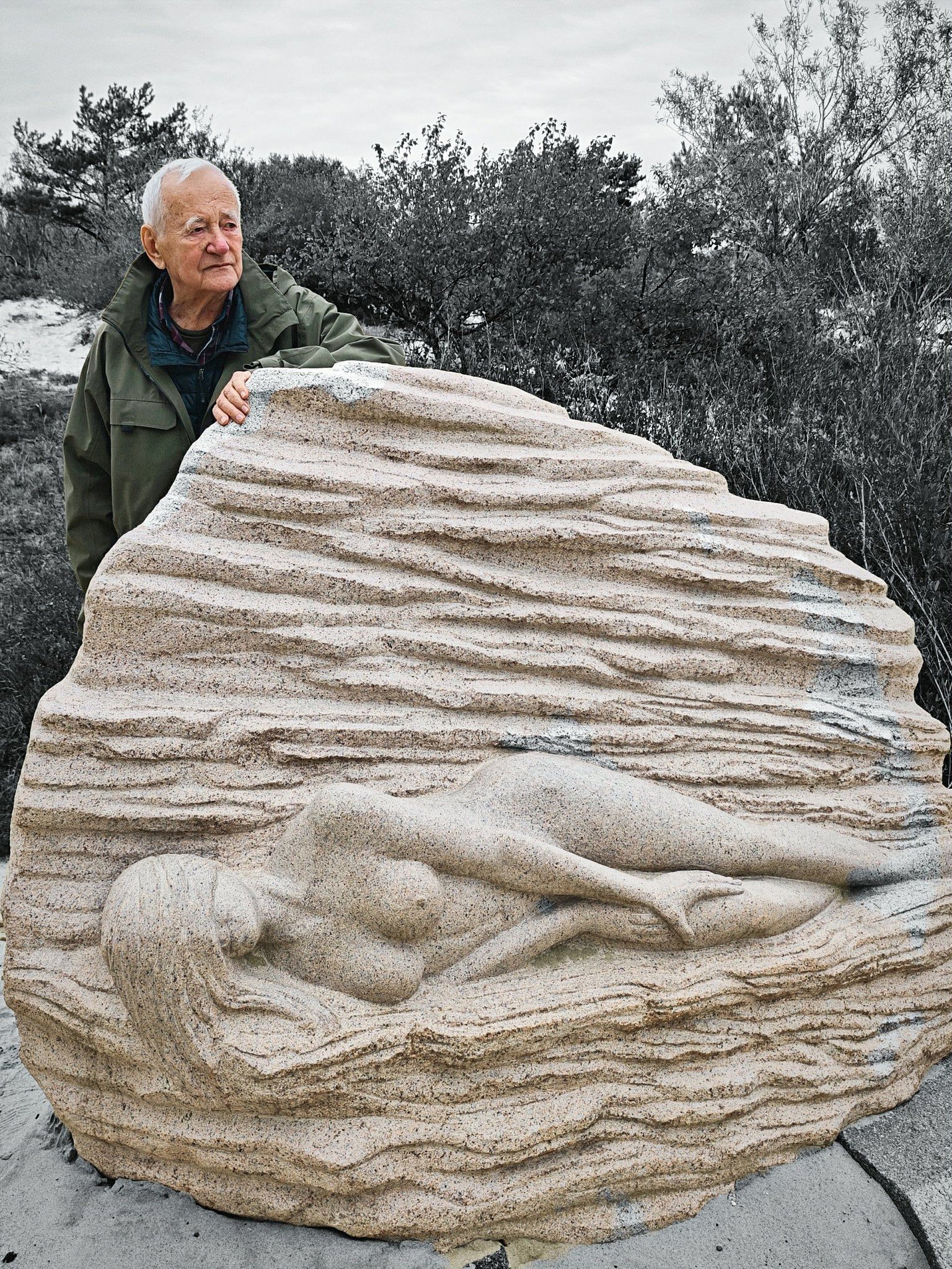 Rimantas Dichavičius prie akmenyje įamžintos fotografijos „Neringos kopų ritmai“ Nidoje. 2025 m. Rimanto Dichavičiaus archyvas.