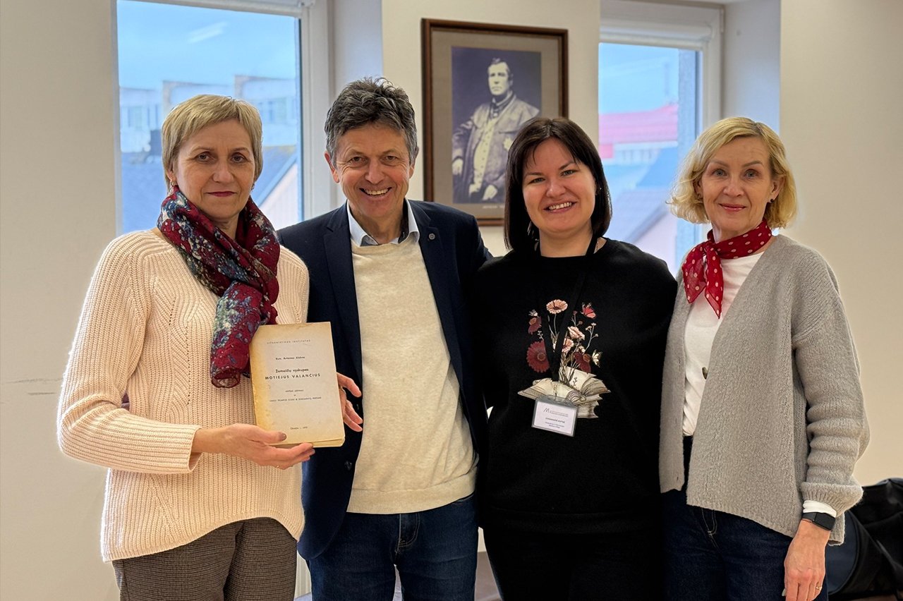 Šiltas susitikimas su kraštiečiu Romualdu Beniušiu Kretingos bibliotekai atnešė vertingą išeivijos leidinį